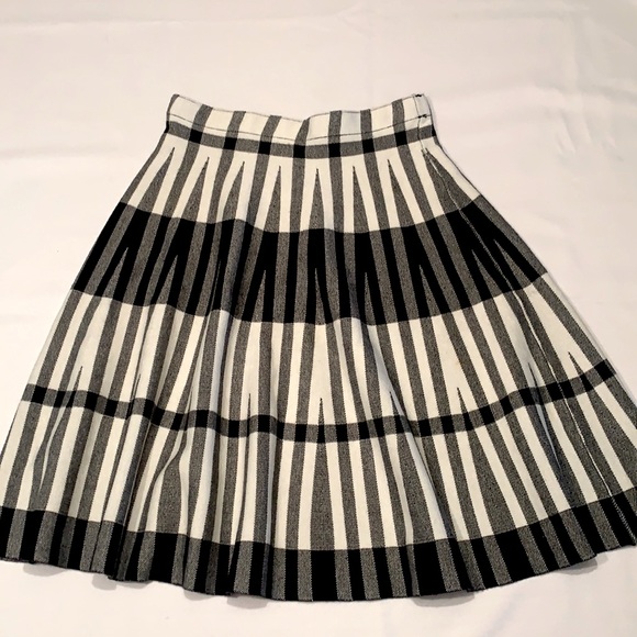 Sioni black and white beautiful Skirt - Picture 2 of 7